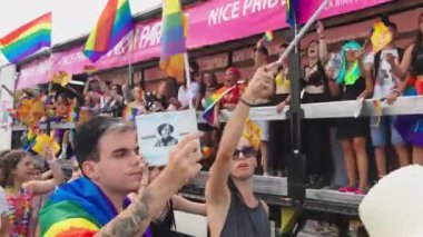 Fransa, Nice, 04 Ağustos 2018: Fransız Rivierası 'nın ana caddelerinde geleneksel olmayan oryantasyon yapan insanları desteklemek için Pembe Geçit töreni, LGBT topluluğunun neşeli bayrakları, müzik kamyonu