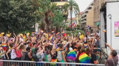 Fransa, Nice, 04 Ağustos 2018: Fransız Rivierası 'nın ana caddelerinde geleneksel olmayan oryantasyon yapan insanları desteklemek için Pembe Geçit töreni, LGBT topluluğunun neşeli bayrakları, müzik kamyonu