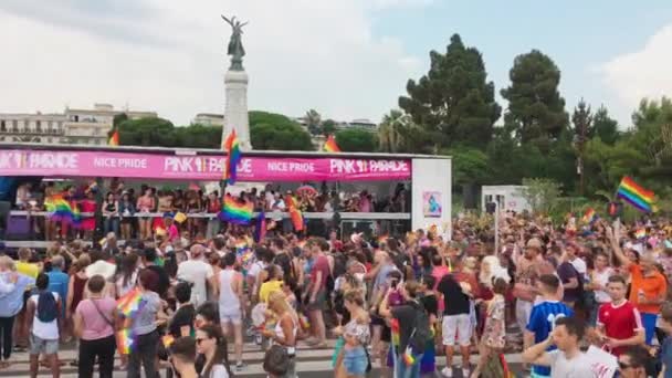 Fransa, Nice, 04 Ağustos 2018: Fransız Rivierası 'nın ana caddelerinde geleneksel olmayan oryantasyon yapan insanları desteklemek için Pembe Geçit töreni, LGBT topluluğunun neşeli bayrakları, müzik kamyonu — Stok video