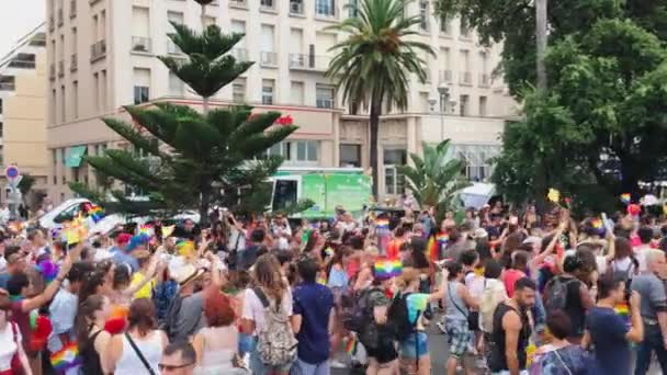 Fransa, Nice, 04 Ağustos 2018: Fransız Rivierası 'nın ana caddelerinde geleneksel olmayan oryantasyon yapan insanları desteklemek için Pembe Geçit töreni, LGBT topluluğunun neşeli bayrakları, müzik kamyonu — Stok video