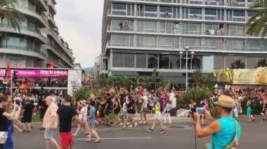 Fransa, Nice, 04 Ağustos 2018: Fransız Rivierası 'nın ana caddelerinde geleneksel olmayan oryantasyon yapan insanları desteklemek için Pembe Geçit töreni, LGBT topluluğunun neşeli bayrakları, müzik kamyonu