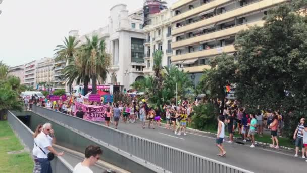 França, Nice, 04 de agosto de 2018: Pink Parade em apoio a pessoas de orientação não tradicional nas principais ruas da Riviera Francesa, pessoas alegres bandeiras da comunidade LGBT, caminhão musical — Vídeo de Stock