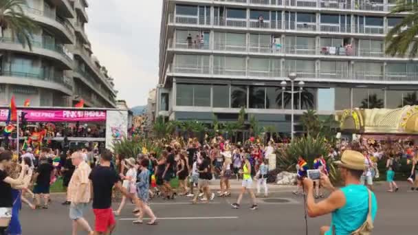 Γαλλία, Νίκαια, 04 Αυγούστου 2018: Ροζ παρέλαση για την υποστήριξη των ανθρώπων με μη παραδοσιακό προσανατολισμό στους κεντρικούς δρόμους της Γαλλικής Ριβιέρας, χαρούμενες σημαίες ανθρώπων της ΛΟΑΤ κοινότητας, μουσικό φορτηγό — Αρχείο Βίντεο