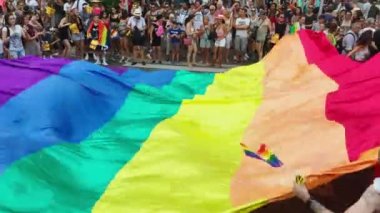 Fransa, Nice, 04 Ağustos 2018: Fransız Rivierası 'nın ana caddelerinde geleneksel olmayan oryantasyon yapan insanları desteklemek için Pembe Geçit töreni, LGBT topluluğunun neşeli bayrakları, müzik kamyonu
