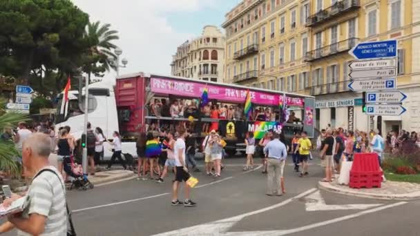フランス,ニース, 2018年8月4日:ピンクパレード、フランス・リビエラのメインストリートでの非伝統的な向きの人々の支援、 LGBTコミュニティの陽気な人々の旗、音楽トラック — ストック動画