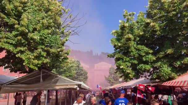 França, Nice, 15 de julho de 2018: Comemorando a vitória do time de futebol na Copa do Mundo em um claro dia ensolarado de verão, os fãs fazem barulho e queimam bombas de fumaça, as pessoas se divertem e fazem barulho — Vídeo de Stock