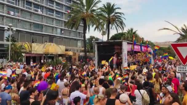 Γαλλία, Νίκαια, 04 Αυγούστου 2018: Ροζ παρέλαση για την υποστήριξη των ανθρώπων με μη παραδοσιακό προσανατολισμό στους κεντρικούς δρόμους της Γαλλικής Ριβιέρας, χαρούμενες σημαίες ανθρώπων της ΛΟΑΤ κοινότητας, μουσικό φορτηγό — Αρχείο Βίντεο
