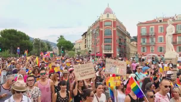 法国尼斯，2018年8月4日：支持法国里维拉主要街道上非传统人群的粉红游行，欢乐的男女同性恋、双性恋和变性者社区旗帜，音乐卡车 — 图库视频影像