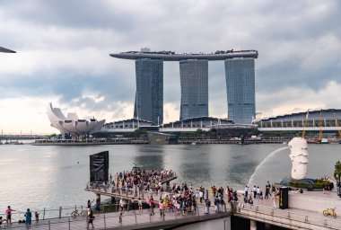 Malezya, Singapur, 26 Mart 2018: Bulutlu havada ünlü Marina Bay Sands Oteli