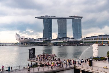 Malezya, Singapur, 26 Mart 2018: Bulutlu havada ünlü Marina Bay Sands Oteli