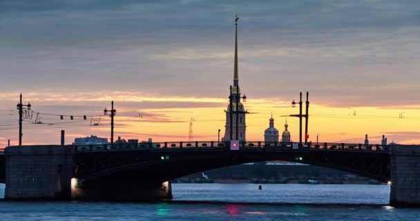 Χρόνος παρόδου της ανόδου της Γέφυρας του Παλατιού νωρίς το πρωί, το πλοίο μεταφοράς χύδην περνά κάτω από τη γέφυρα, το φρούριο Πέτρου και Παύλου σε φόντο, φρούριο Petropavlovskaya, πλοήγηση στο νερό — Αρχείο Βίντεο