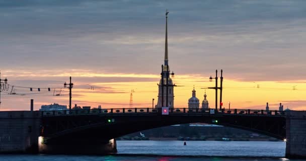 Time lapse of rise the Palace Bridge at early morning , the ship bulk carrier passes under the bridge, the Peter and Paul fortress on a background, fort Petropavlovskaya, water navigation — Stock Video