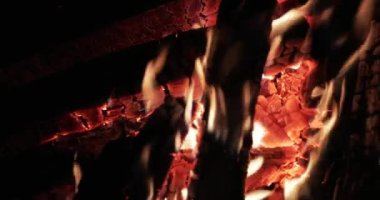  Geceleri şöminenin tuğlaları, şöminenin duvarları, şenlik ateşi, kıvılcımlar, ateşin alevleri, bir sürü kırmızı ahşap kömür, şömine, buhar ve duman., 