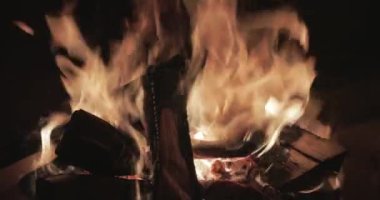  Geceleri şöminenin tuğlaları, şöminenin duvarları, şenlik ateşi, kıvılcımlar, ateşin alevleri, bir sürü kırmızı ahşap kömür, şömine, buhar ve duman., 