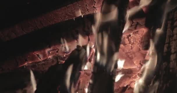 Κλείστε πλάνα από τη μεγάλη φωτιά με καυσόξυλα τη νύχτα, τούβλα τοίχους του τζακιού, φωτιά καύση, σπινθήρες, φλόγες της φωτιάς, είναι πολλά κόκκινα ξύλινα κάρβουνα, τζάκι, ατμού και καπνού, — Αρχείο Βίντεο