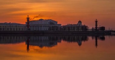 Eski Borsa Binası 'nın zaman çizelgesi ve alacakaranlıktaki Rostral sütunları, Neva Nehri' nin gün batımındaki su alanı, su aynası, sihirli yansımalar, Birzhevoy ve Palace köprüsü.