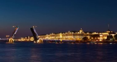Akşam karanlığında Palace Köprüsü 'nün açılması, arka planda Winter Palace, gün doğumunda Neva Nehri, deniz kuvvetleri binası, bir sürü gemi ve tekne.