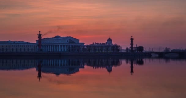 Timelapse of Old Stock Exchange Building and Rostral columns in deck, water area of Neva River at sunset, water mirror, magic reflections, Birzhevoy and Palace bridge — Stock video