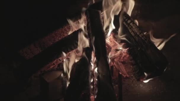 夜に薪で大きな火災の映像を閉じます,暖炉のレンガ造りの壁,たき火の燃焼,火花,火災の炎,赤い木製の石炭の多くは、,暖炉,蒸気と煙, — ストック動画