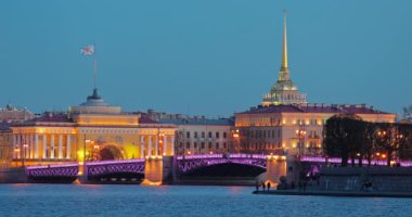 Rusya, alacakaranlıkta Saint-Petersburg, gece aydınlatmasında şehir simgeleri, Rostral Sütunları, Saray Köprüsü, su yansımaları, Deniz Kuvvetleri binası, Isaac katedrali.