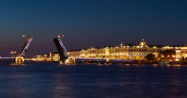 Tiden går för att öppna Palace Bridge i skymningen, Vinterpalatset på en bakgrund, en hel del observera turister, Neva River vid soluppgången, amiralitetsbyggnaden, en hel del fartyg och båtar — Stockvideo