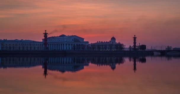 Timelapse av Old Stock Exchange Building och Rostral kolumner i skymningen, vattenområde i Neva River vid solnedgången, vattenspegel, magiska reflektioner, Birzhevoy och Palace Bridge — Stockvideo