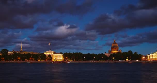 Time lapse του καθεδρικού ναού του Αγίου Ισαάκ, το Συνταγματικό Δικαστήριο, Admiralty κτίριο το σούρουπο, πλοήγηση στον ποταμό Neva, επιπλέει ροζ σύννεφα, είναι βάρκες και γιοτ, νυχτερινός φωτισμός του αναχώματος — Αρχείο Βίντεο