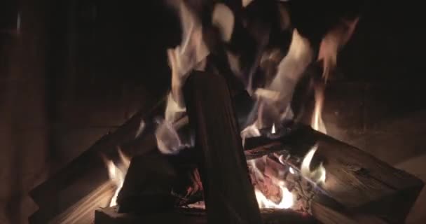 夜间用柴火，壁炉的砖墙，篝火的燃烧，火花，火的火焰，近距离拍摄的是许多红色的木制煤块，壁炉，蒸汽和烟雾, — 图库视频影像