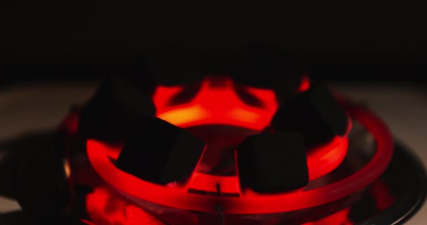 Tidsfördröjning av brinnande röda kol för hookah, uppvärmd på elektrisk värmare, förbereda shisha hemma, aska, mörka interiörer — Stockvideo