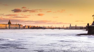 Rusya, Saint-Petersburg, gün batımında Neva Nehri 'nin su alanındaki zaman kaybı, Kış Sarayı, Saray Köprüsü, St. Isaac Katedrali' nin kubbesi, pembe bulutlar, donmuş nehir. 