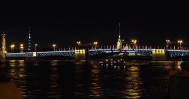 Peter ve Paul kalesinin arka planında, Petropavlovskaya Kalesi 'nde, köprünün zaman aşımını bekleyen bir sürü eğlence gemisi açılır.