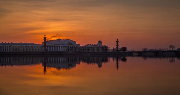 Timelapse of Old Stock Exchange Building and Rostral columns in dusk, water area of Neva River at sunset, water mirror, magic reflections, Birzhevoy and Palace bridge — стокове відео
