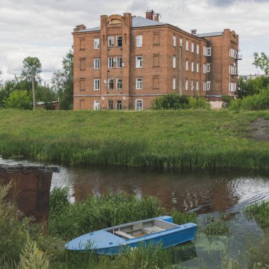 Nehrin kıyısındaki tuğla ev