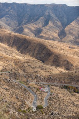 Kitab geçidine giden yol.