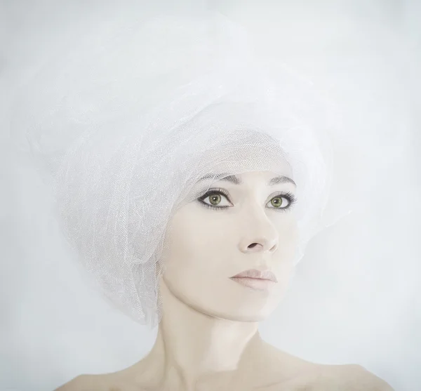Une fille au chapeau blanc — Photo