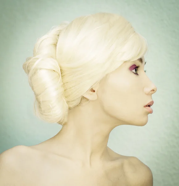 Fille aux cheveux blancs réunis au Bunch — Photo