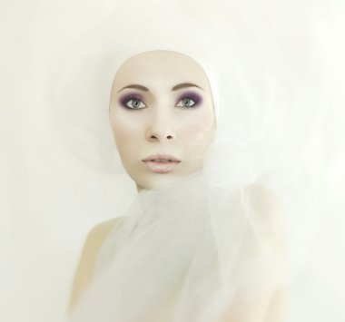 kız beyaz bir arka planda bir peçe ile