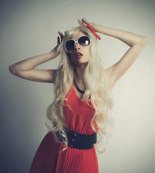 빨간 드레스에 안경 소녀 — 스톡 사진