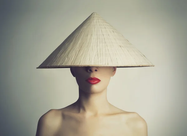 戴着帽子的中国女孩 — 图库照片
