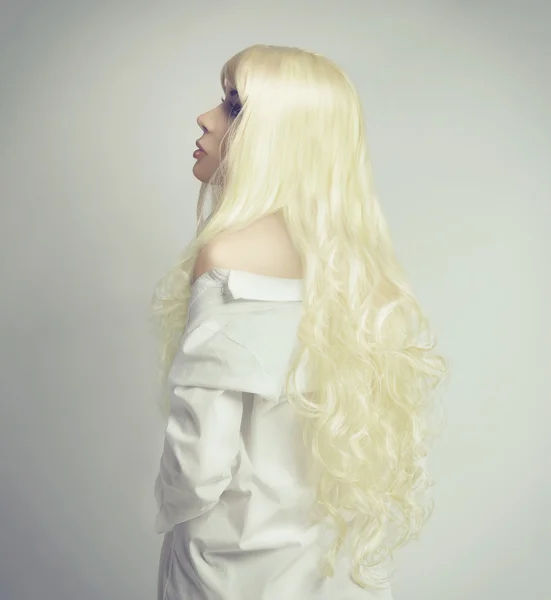 Una chica con el pelo largo y blanco — Foto de Stock