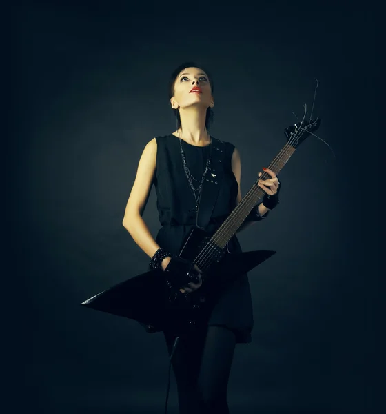 Dívka s černým kytara — Stock fotografie