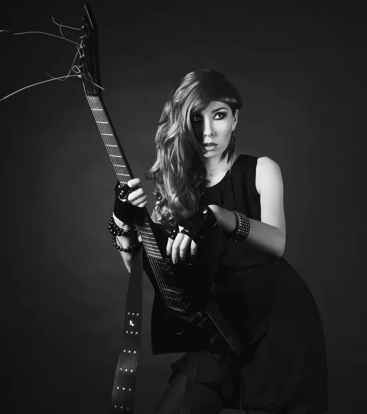 kız siyah gitar