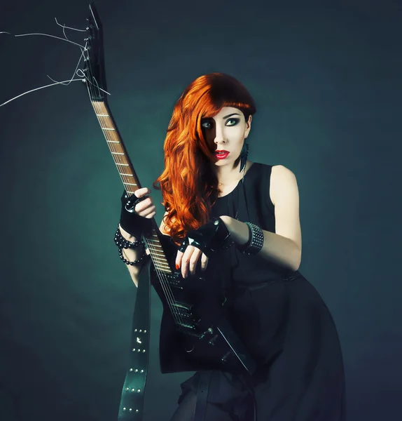 Rusovlasá dívka s černým kytara — Stock fotografie