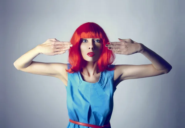 Chica de pelo rojo en vestido azul — Foto de Stock