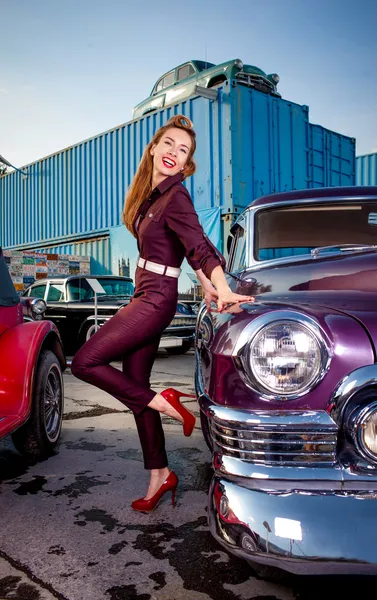 pin-up retro otomobil arka plan üzerinde kız. Otopark