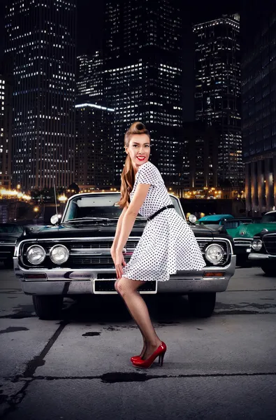 Ragazza pin-up, auto retrò — Foto Stock