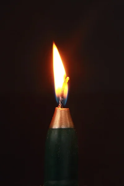 Una vela encendida en forma de botella —  Fotos de Stock