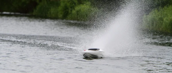 Modell-Schnellboot auf dem Wasser Stockfoto