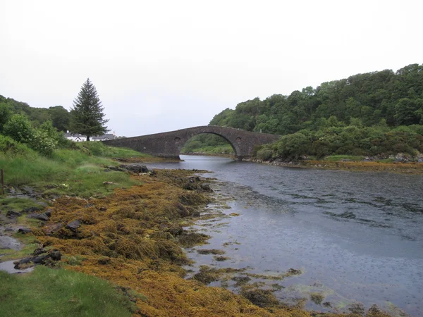 Clachan Seil con el Puente Atlántico, Escocia, Reino Unido Fotos de stock libres de derechos