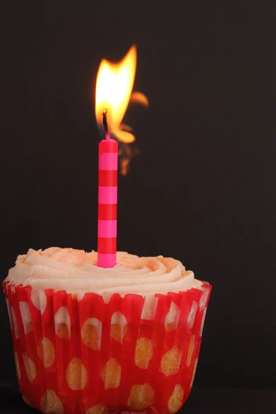 Cupcake med ett tänt ljus som visar rörelsen — Stockfoto